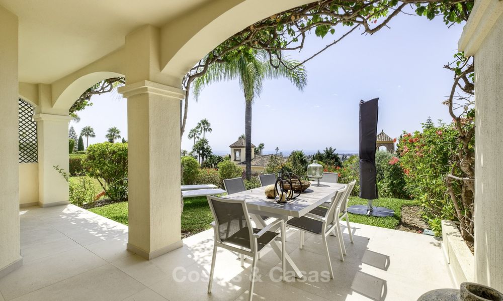 Charmante maison de ville entièrement rénovée avec vue sur la mer et les montagnes à vendre, dans une prestigieuse urbanisation de golf, Benahavis, Marbella 15351