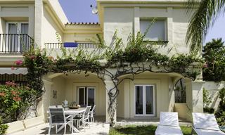 Charmante maison de ville entièrement rénovée avec vue sur la mer et les montagnes à vendre, dans une prestigieuse urbanisation de golf, Benahavis, Marbella 15352 