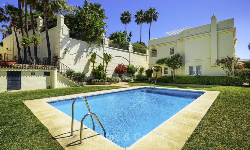 Charmante maison de ville entièrement rénovée avec vue sur la mer et les montagnes à vendre, dans une prestigieuse urbanisation de golf, Benahavis, Marbella 12212