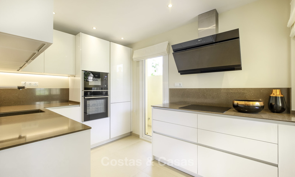 Charmante maison de ville entièrement rénovée avec vue sur la mer et les montagnes à vendre, dans une prestigieuse urbanisation de golf, Benahavis, Marbella 15365