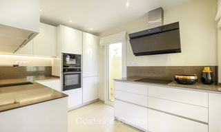 Charmante maison de ville entièrement rénovée avec vue sur la mer et les montagnes à vendre, dans une prestigieuse urbanisation de golf, Benahavis, Marbella 15365 