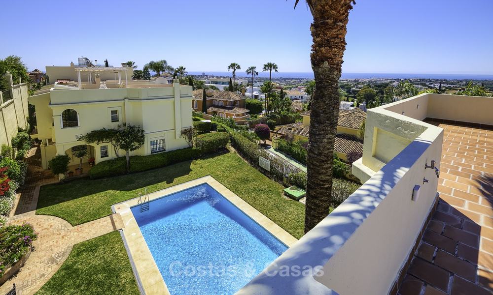 Charmante maison de ville entièrement rénovée avec vue sur la mer et les montagnes à vendre, dans une prestigieuse urbanisation de golf, Benahavis, Marbella 12216