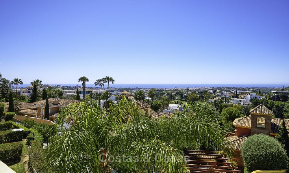 Charmante maison de ville entièrement rénovée avec vue sur la mer et les montagnes à vendre, dans une prestigieuse urbanisation de golf, Benahavis, Marbella 12217