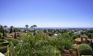 Charmante maison de ville entièrement rénovée avec vue sur la mer et les montagnes à vendre, dans une prestigieuse urbanisation de golf, Benahavis, Marbella 12217 
