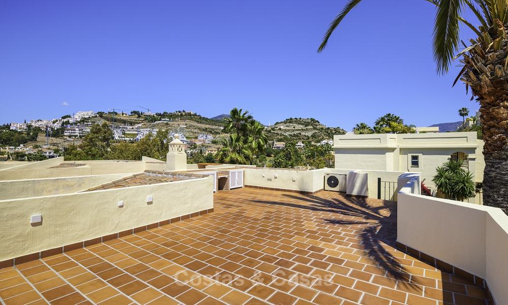 Charmante maison de ville entièrement rénovée avec vue sur la mer et les montagnes à vendre, dans une prestigieuse urbanisation de golf, Benahavis, Marbella 12218