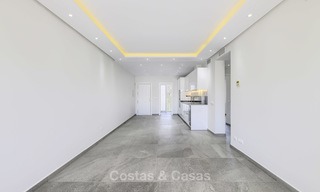 Appartement entièrement refait et rénové en front de mer à vendre, entre Estepona et Marbella 12479 