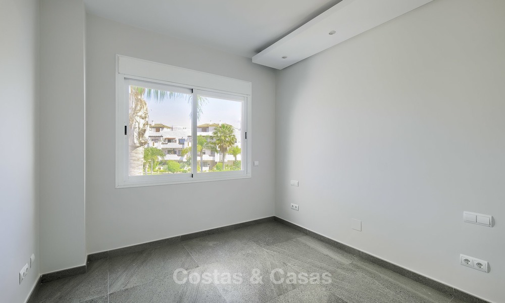 Appartement entièrement refait et rénové en front de mer à vendre, entre Estepona et Marbella 12481