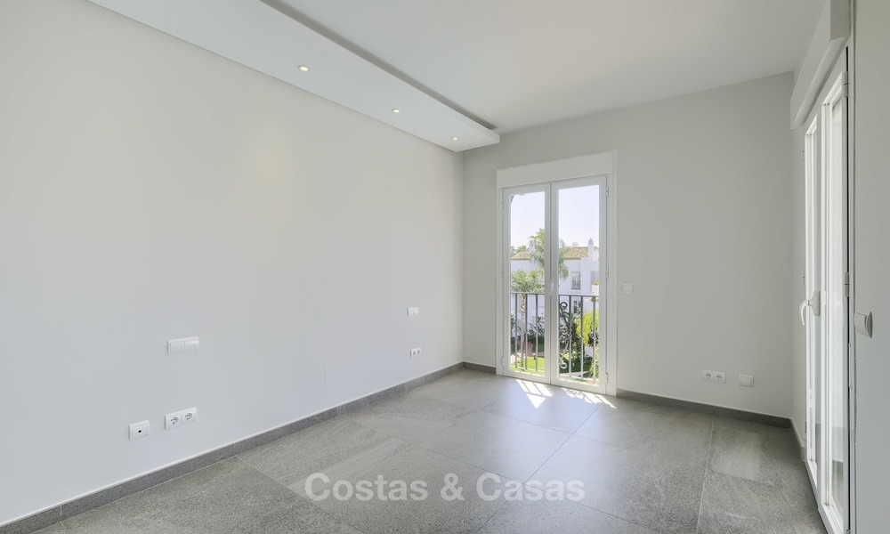 Appartement entièrement refait et rénové en front de mer à vendre, entre Estepona et Marbella 12482