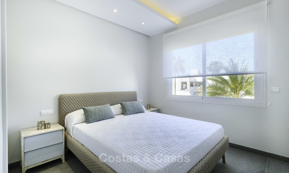 Penthouse duplex de 3 chambres, entièrement rénové à vendre dans un complexe en bord de mer, entre Marbella et Estepona 12487