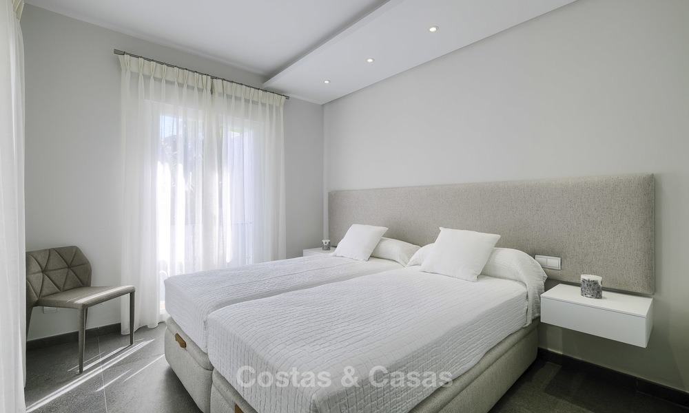 Penthouse duplex de 3 chambres, entièrement rénové à vendre dans un complexe en bord de mer, entre Marbella et Estepona 12498