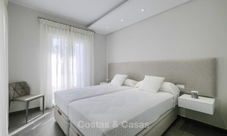 Penthouse duplex de 3 chambres, entièrement rénové à vendre dans un complexe en bord de mer, entre Marbella et Estepona 12498 