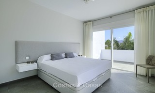 Penthouse duplex de 3 chambres, entièrement rénové à vendre dans un complexe en bord de mer, entre Marbella et Estepona 12501 