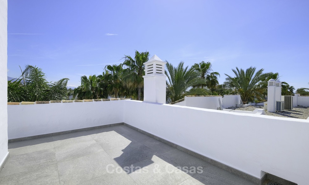 Penthouse duplex de 3 chambres, entièrement rénové à vendre dans un complexe en bord de mer, entre Marbella et Estepona 12503