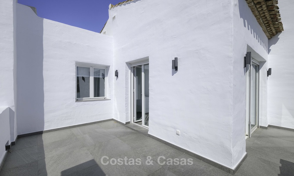 Penthouse duplex de 3 chambres, entièrement rénové à vendre dans un complexe en bord de mer, entre Marbella et Estepona 12505