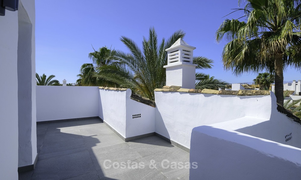 Penthouse duplex de 3 chambres, entièrement rénové à vendre dans un complexe en bord de mer, entre Marbella et Estepona 12508