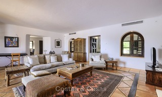 Charmante villa de style traditionnel avec vue mer et montagne à vendre à El Madroñal, Benahavis, Marbella 12588 