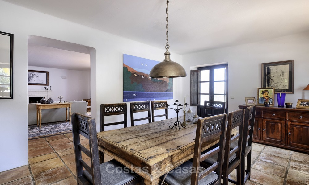 Charmante villa de style traditionnel avec vue mer et montagne à vendre à El Madroñal, Benahavis, Marbella 12590
