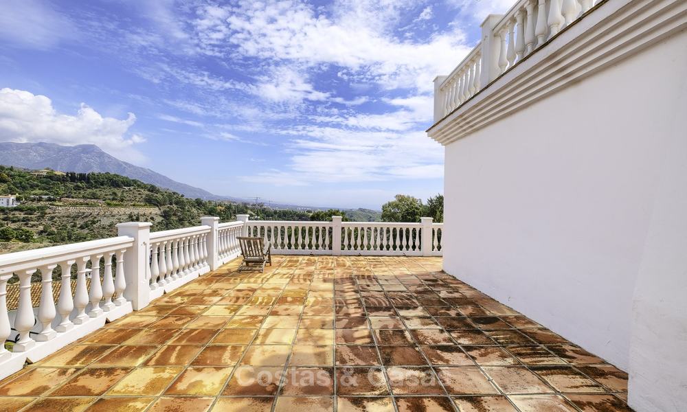 Charmante villa de style traditionnel avec vue mer et montagne à vendre à El Madroñal, Benahavis, Marbella 12609