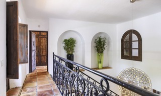 Charmante villa de style traditionnel avec vue mer et montagne à vendre à El Madroñal, Benahavis, Marbella 12613 