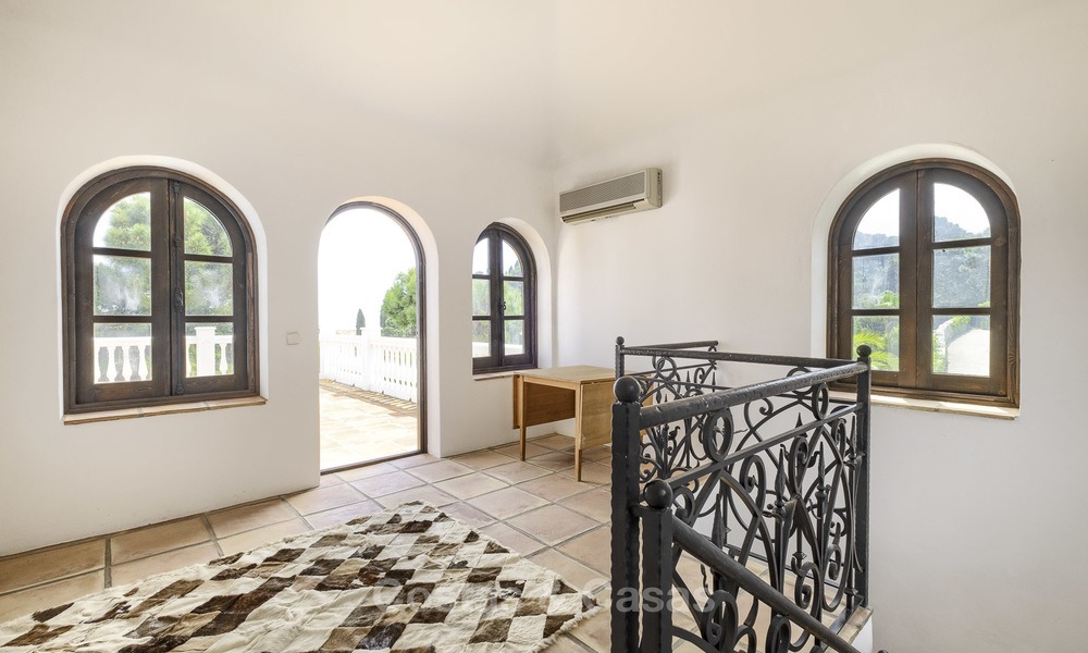 Charmante villa de style traditionnel avec vue mer et montagne à vendre à El Madroñal, Benahavis, Marbella 12619