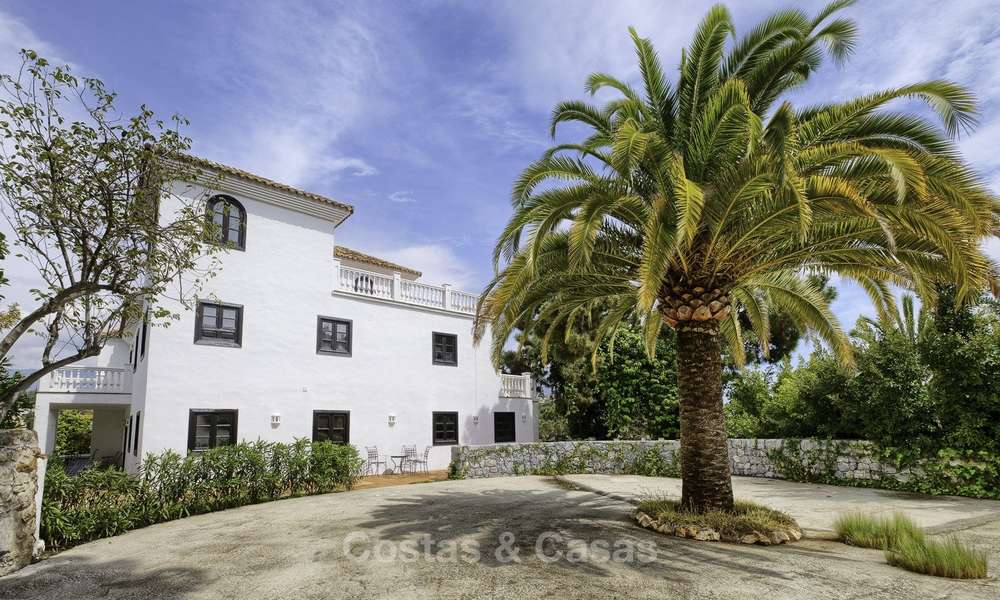 Charmante villa de style traditionnel avec vue mer et montagne à vendre à El Madroñal, Benahavis, Marbella 12621
