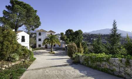 Charmante villa de style traditionnel avec vue mer et montagne à vendre à El Madroñal, Benahavis, Marbella 12622