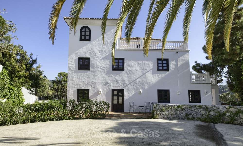Charmante villa de style traditionnel avec vue mer et montagne à vendre à El Madroñal, Benahavis, Marbella 12625