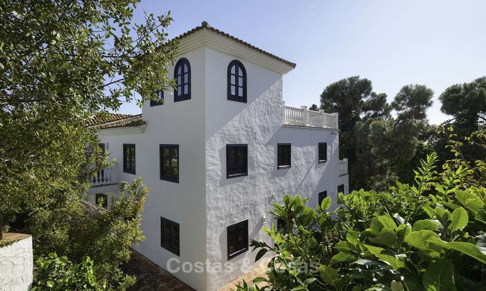 Charmante villa de style traditionnel avec vue mer et montagne à vendre à El Madroñal, Benahavis, Marbella 12628