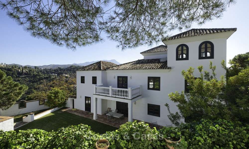 Charmante villa de style traditionnel avec vue mer et montagne à vendre à El Madroñal, Benahavis, Marbella 12629