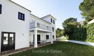 Charmante villa de style traditionnel avec vue mer et montagne à vendre à El Madroñal, Benahavis, Marbella 12630 