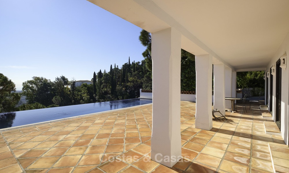 Charmante villa de style traditionnel avec vue mer et montagne à vendre à El Madroñal, Benahavis, Marbella 12632