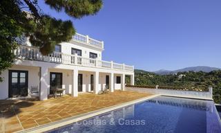 Charmante villa de style traditionnel avec vue mer et montagne à vendre à El Madroñal, Benahavis, Marbella 12634 