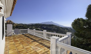 Charmante villa de style traditionnel avec vue mer et montagne à vendre à El Madroñal, Benahavis, Marbella 12640 
