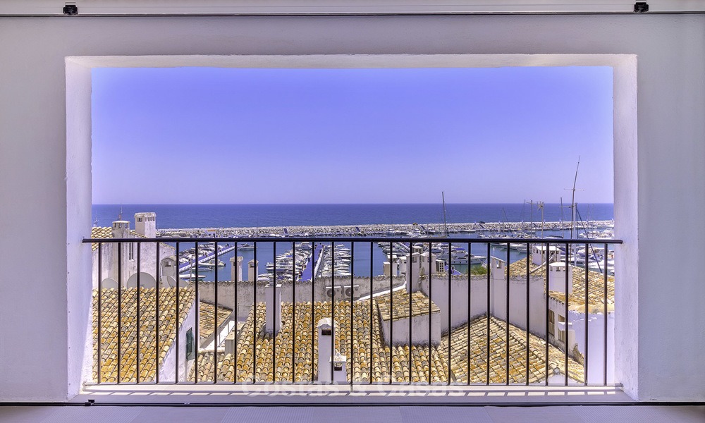 Opportunité unique : appartement de luxe moderne entièrement rénové à vendre au cœur de Puerto Banus avec vue panoramique sur la marina et la mer, Marbella 12740