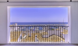 Opportunité unique : appartement de luxe moderne entièrement rénové à vendre au cœur de Puerto Banus avec vue panoramique sur la marina et la mer, Marbella 12740 