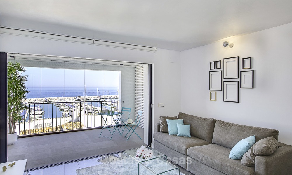Opportunité unique : appartement de luxe moderne entièrement rénové à vendre au cœur de Puerto Banus avec vue panoramique sur la marina et la mer, Marbella 12746
