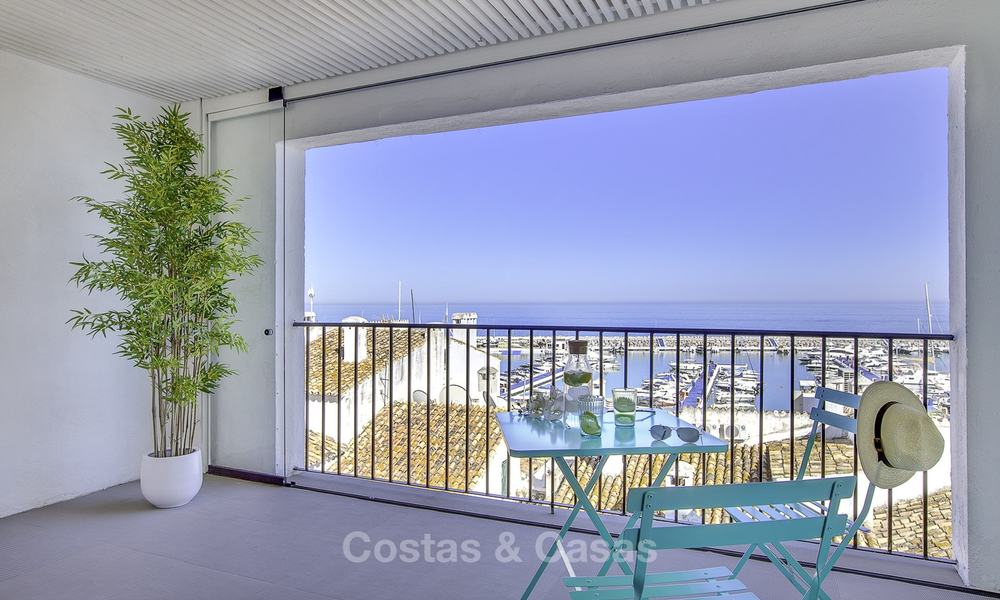 Opportunité unique : appartement de luxe moderne entièrement rénové à vendre au cœur de Puerto Banus avec vue panoramique sur la marina et la mer, Marbella 12753