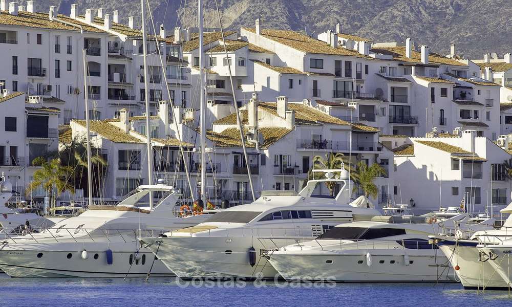 Opportunité unique : appartement de luxe moderne entièrement rénové à vendre au cœur de Puerto Banus avec vue panoramique sur la marina et la mer, Marbella 12754