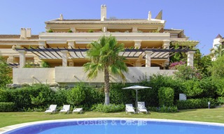 Appartements et penthouses de luxe spacieux avec vue sur la mer à vendre à Nueva Andalucia, Marbella 12777 