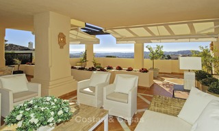 Appartements et penthouses de luxe spacieux avec vue sur la mer à vendre à Nueva Andalucia, Marbella 12759 