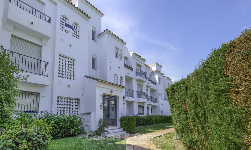 Penthouse entièrement rénové en bord de mer à vendre sur le New Golden Mile, entre Estepona et Marbella. 12807