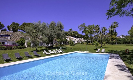 Appartements de jardin bien situé et à prix attractif à vendre, à distance de marche de la plage, des commodités et de Puerto Banus - Nueva Andalucia, Marbella 13079