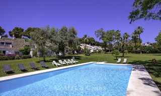 Appartements de jardin bien situé et à prix attractif à vendre, à distance de marche de la plage, des commodités et de Puerto Banus - Nueva Andalucia, Marbella 13079 