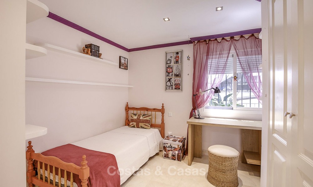 Appartements de jardin bien situé et à prix attractif à vendre, à distance de marche de la plage, des commodités et de Puerto Banus - Nueva Andalucia, Marbella 13086