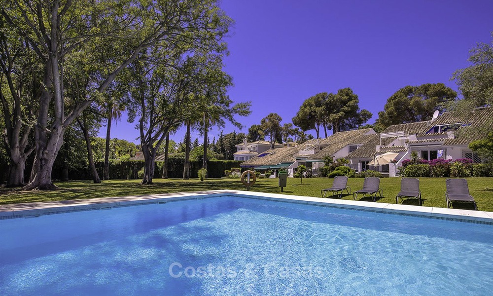 Appartements de jardin bien situé et à prix attractif à vendre, à distance de marche de la plage, des commodités et de Puerto Banus - Nueva Andalucia, Marbella 13091