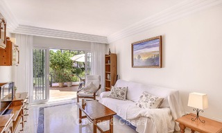 Appartements de jardin bien situé et à prix attractif à vendre, à distance de marche de la plage, des commodités et de Puerto Banus - Nueva Andalucia, Marbella 13093 
