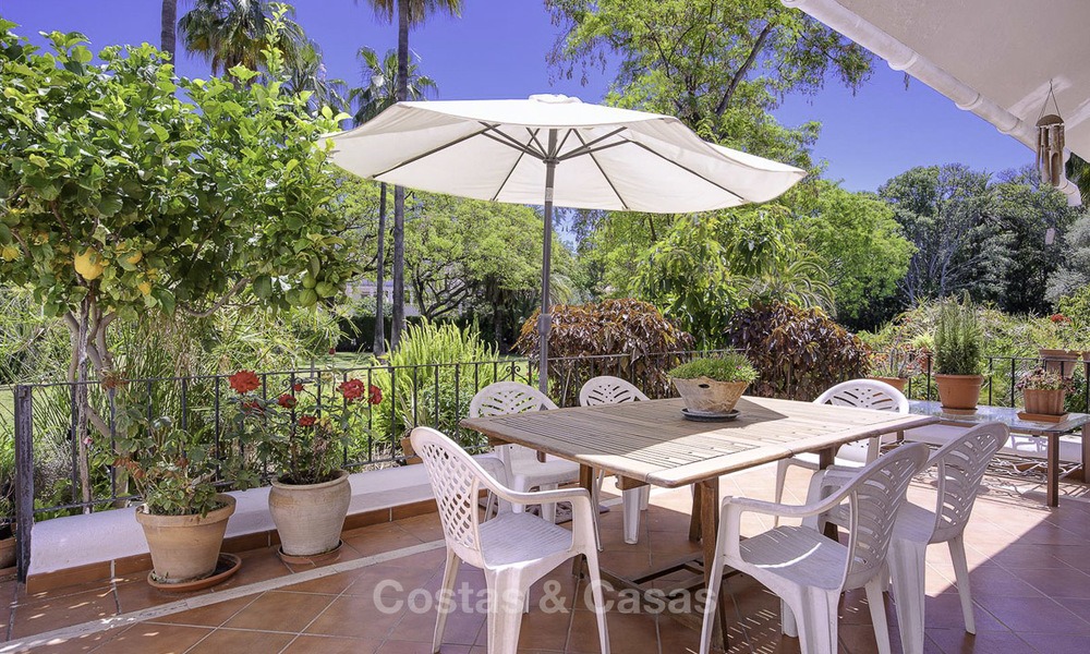Appartements de jardin bien situé et à prix attractif à vendre, à distance de marche de la plage, des commodités et de Puerto Banus - Nueva Andalucia, Marbella 13094