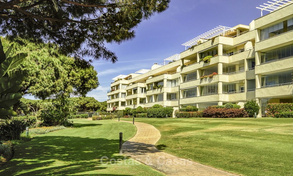 Bel appartement en première ligne de plage avec une vue exceptionnelle sur la mer à vendre dans un complexe de haut standing, Cabopino, Marbella Est 12981