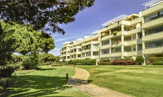 Bel appartement en première ligne de plage avec une vue exceptionnelle sur la mer à vendre dans un complexe de haut standing, Cabopino, Marbella Est 12981 