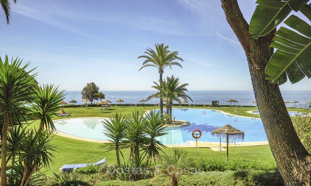 Bel appartement en première ligne de plage avec une vue exceptionnelle sur la mer à vendre dans un complexe de haut standing, Cabopino, Marbella Est 12982